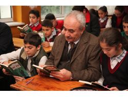 Öğrenciler, Yazarlarla Birlikte Aynı Sırada Kitap Okudu