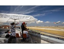 UÇAKLARI FOTOĞRAFÇI AJANLAR İZLİYOR