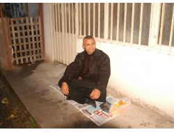 Evinden Uzaklaştırılan Adam Sokakta Yatıp Kalkıyor