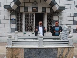 Cami Kapısı Önündeki Mezarın Hikayesi