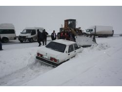 Buz Pistine Dönen Yolda Araçlar Kontrolden Çıktı
