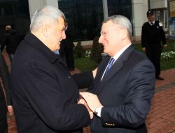 Karaosmanoğlu, Veda Ziyaretinde Bulunan Güner'e Türk Kahvesi Takımı Hediye Etti