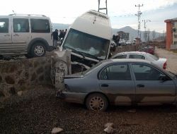 Kaza Yapan Öğrenci Servisi, Park Halindeki Araçların Üzerine Devrildi: 21 Kişi Yaralandı