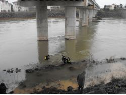 Koluna Taş Bağlayıp Irmağa Atlayan Şahıs Aranıyor