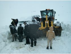 Karla Kapanan Yolda Muhsur Kalan 60 Kişi, Kurtarıldı