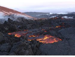 Ruslar, Tolbaçik Yanardağının Lav Fışkırtmasını İzliyor