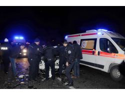 Buzlu Yolda Kayan Otomobil, Polis Aracına Çarptı: 4 Yaralı