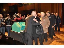 Ferdi Özbeğen'i Sanatçı Dostları Uğurladı