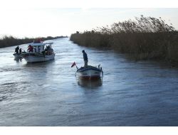 Arabayla Nehre Düşen Aile Henüz Bulunamadı