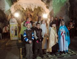 St.Pierre Kilisesi'nde Noel Ayini Düzenlendi