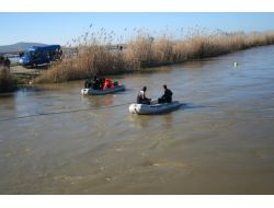 Otomobille Menderes Nehri'ne Düşen Aile Aranıyor