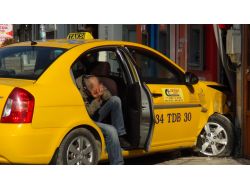 Atm'ye Çarpan Taksici 'Ekmek Teknesine' Ağladı