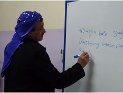 63’ünde Oğlu İle Aynı Sırada Okuma Yazma Öğreniyor