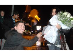 Kahramanmaraşlı Aşık, Şehrin Merkezindeki Dev Ekrandan Evlilik Teklifi Yaptı