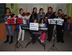 Minik Öğrenciler, Barış Manço'yu Şarkılarını Seslendirerek Andı