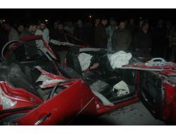 Kepçe Otomobili Biçti: 2 Yaralı