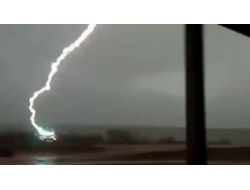 Önüne Düşen Yıldırımı Görüntüledi