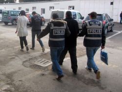 Başkaları Adına Kredi Kartı Çıkartıp Para Çeken 2 Kişi Yakalandı