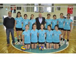 Tarsus Belediyesporlu Yıldız Kızlar Voleybolda Bölge Şampiyonu Oldu