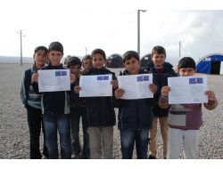 Suriyeli Çocukların Karne Sevinci