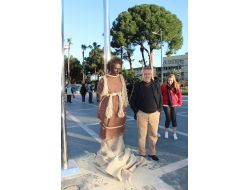 Alanya'da Canlı Heykel Ve Pandomim Gösterisi Turistlerin İlgisini Çekti