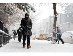 Van'da Kar Yağışı Nedeniyle Bazı Uçak Seferleri İptal Edildi