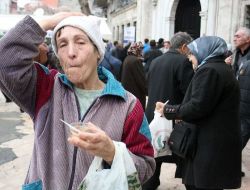 Eyüp Sultan'da Kazanlarla Aşure Dağıtıldı