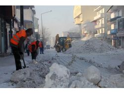 Ardahan Caddelerinden 100 Kamyon Buz Kaldırıldı