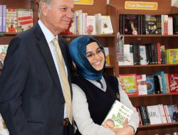 Ediz Hun, Nt'nin İlk İmza Gününde Sevenleriyle Buluştu