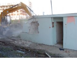 Manisa'da Yol Üzerinde Kalan İki Bina Yıkıldı