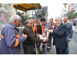 Çalışmaları Denetledi, İşçilere Çikolata İkram Etti