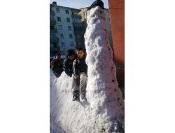 Bitlisli Çocuklar Kardan Adamdan Sıkıldı, Kardan Deve Yaptı