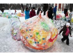 Moskova’da Çocuklar Kardan Dev “tırtıl” Yaptı