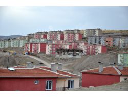 Depremzedeler, Alt Yapı Eksikliğinden Konutlarına Taşınamıyor