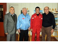 Balıkesir Belediye Başkanı Ok, Başarılı Sporcuyu Altınla Ödüllendirdi