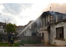 Antalya'da Metruk Evde Yangın Çıktı