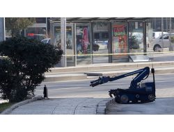 Bomba İmha Robotunun Aküsü Bitince Devreye İnsan Eli Girdi