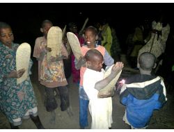 Malili Çocuklar, Ateş Işığında Tahta Tabletlerden Kur’an Öğreniyor (Özel)