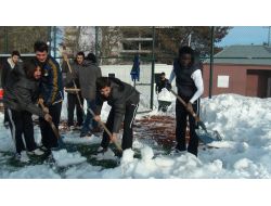 Bitlis'te Sahadaki Karları Futbolcular Temizliyor