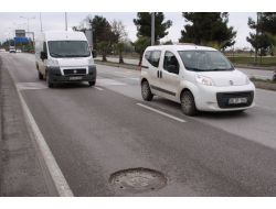 Yolları Köstebek Yuvasına Çeviren, Rögar Kapakları Kazalara Davetiye Çıkarıyor