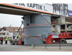 Tır'ın Taşıdığı Kazan Yaya Üst Geçidine Takıldı