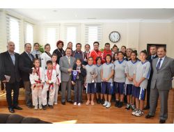 Polis Spor Gücü Kulübü Ekibi, Kupayı Emniyet Müdürü Sağlam’a Verdi