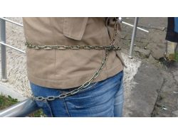 ‘işsizim’ Dedi, Kendisini Belediye Önüne Zincirledi