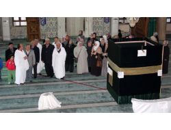 Umre Yolcuları Kabe Maketi Etrafında Tavaf Yaptı