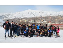 Bitlis Emniyeti Çocuklara Kayak Dersi Veriyor