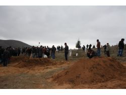 Akgül Ailesi Yan Yana Defnedildi