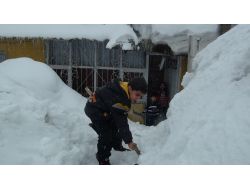 Bitlis’te Kar Altındaki Evler Kardan Mağaraları Andırıyor