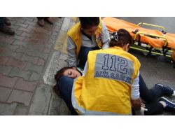 Şemsiye Ve Atkısıyla Yaralı Kızı Yağmurdan Korudu