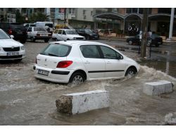 Sağanak Yağmur İzmir'i Venedik'e Çevirdi
