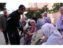 Trabzonsporlu Futbolculardan Huzurevi Sakinlerine Ziyaret